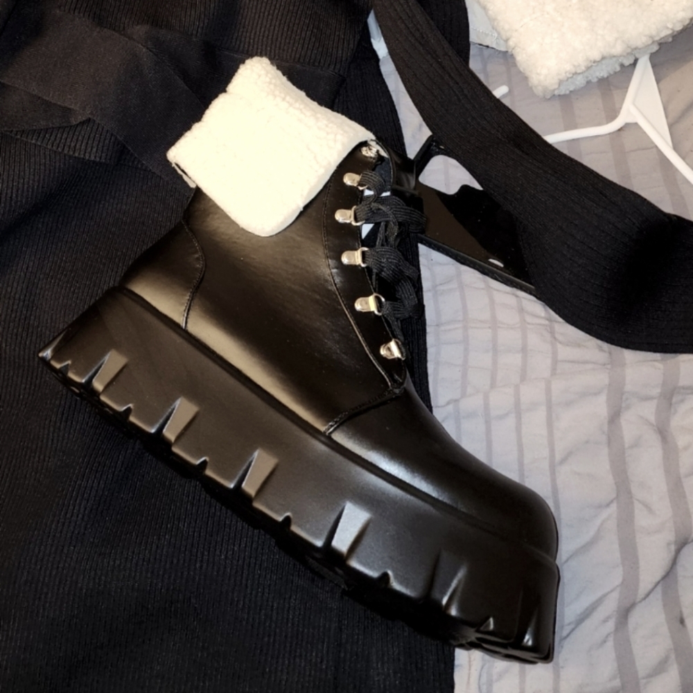 Black Cape Ribbon black boots size 11 women